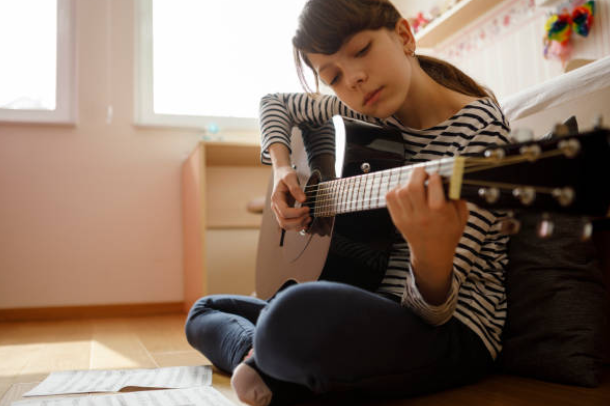 How to Strum and Sing at the Same Time: An Easy Beginner’s Guide